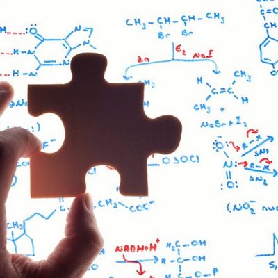 Puzzleteil vor wissenschaftlichen Formeln, Sinnbild für Lernen und Verstehen